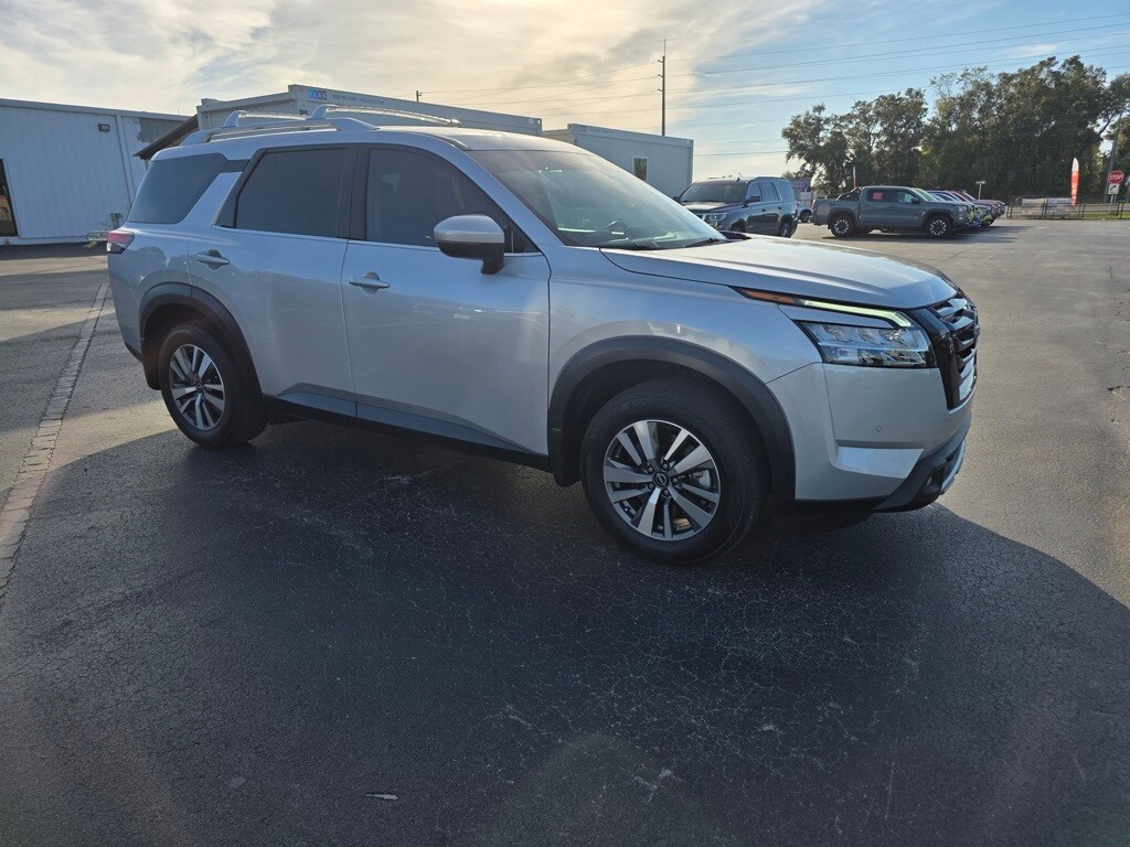 2023 Nissan Pathfinder SL photo 3