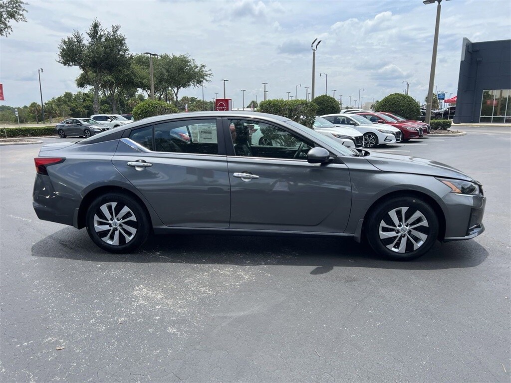 2025 Nissan Altima S photo 3