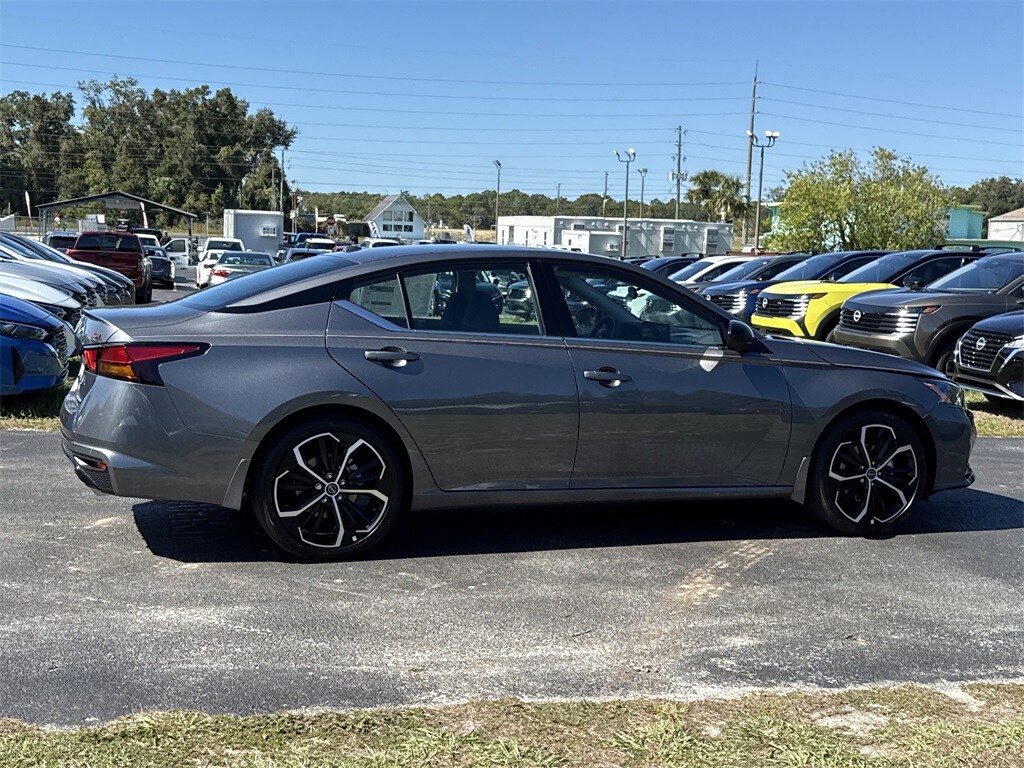 2025 Nissan Altima SR photo 2