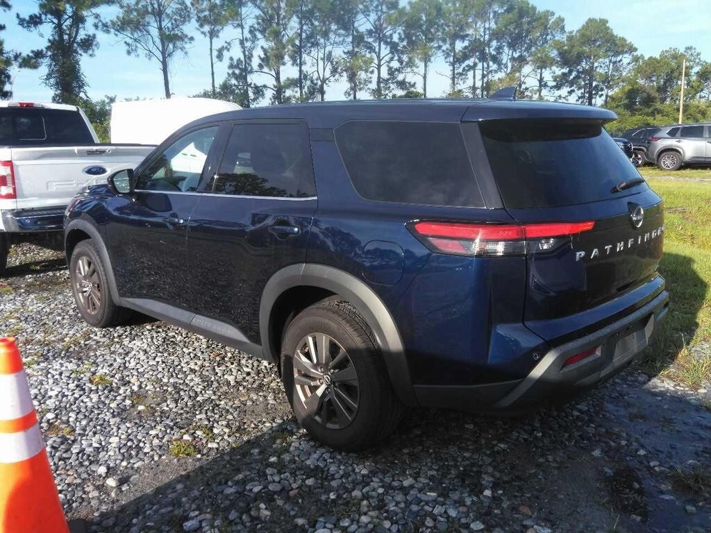 2022 Nissan Pathfinder S photo 3