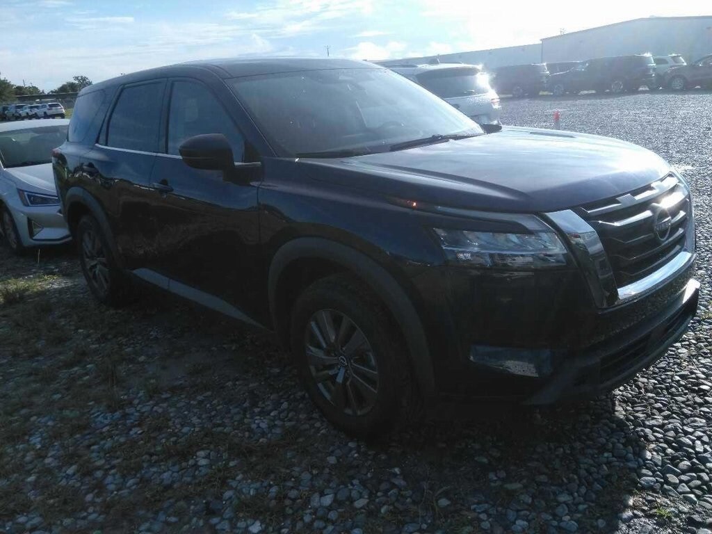 2022 Nissan Pathfinder S photo 2