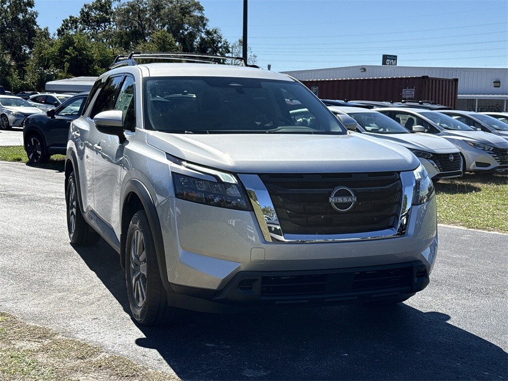 2025 Nissan Pathfinder SV photo 2