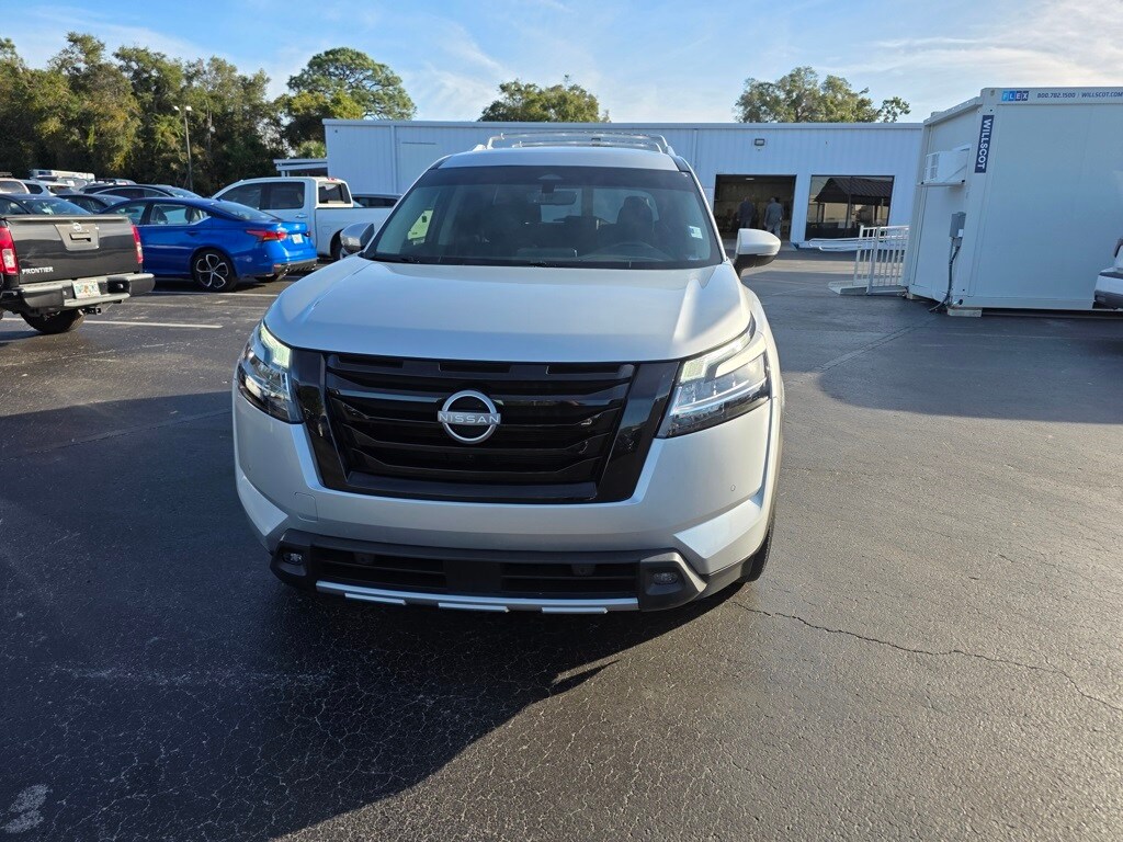 2023 Nissan Pathfinder SL photo 2