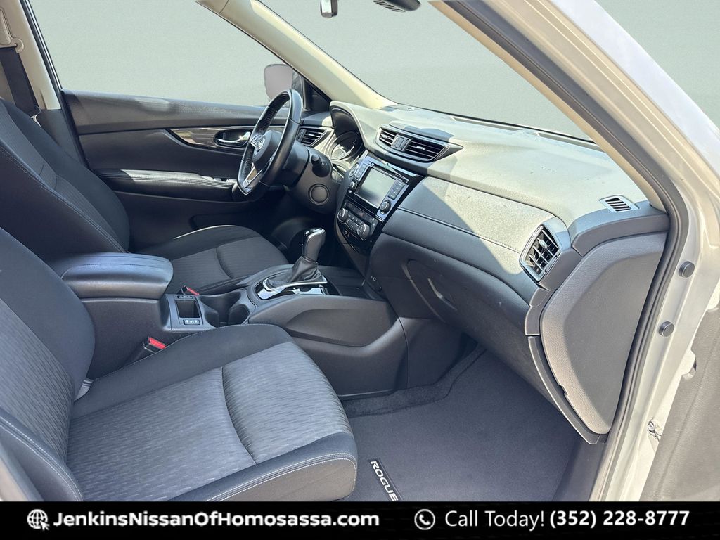 2019 Nissan Rogue SV - Photo 19
