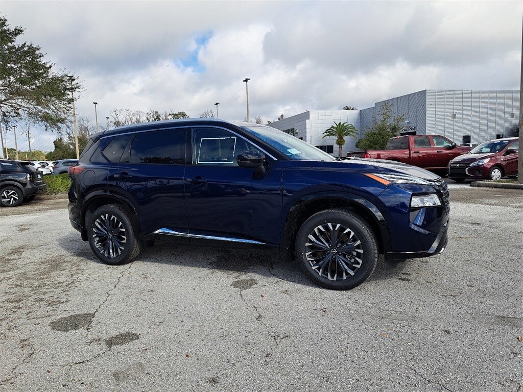 2025 Nissan Rogue Platinum photo 2