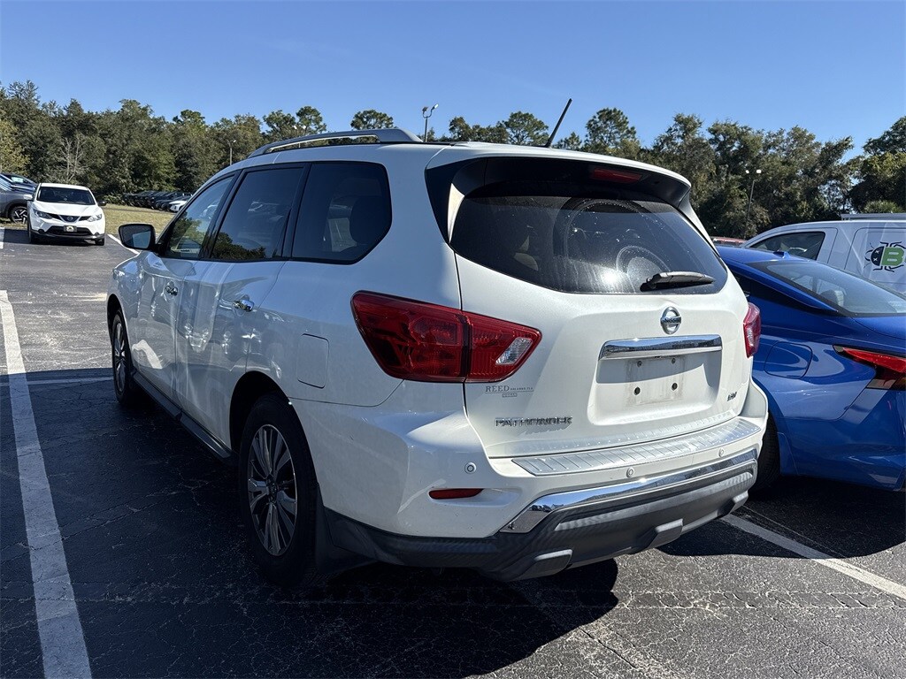 2018 Nissan Pathfinder SV photo 3