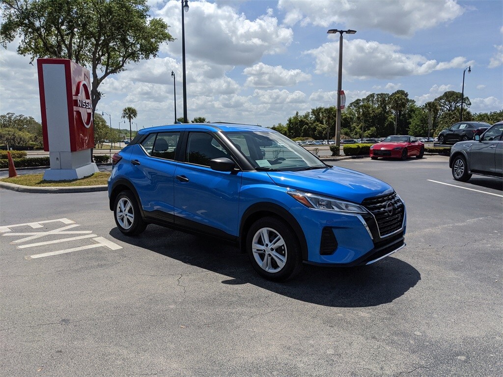 2025 Nissan Kicks Play S photo 2