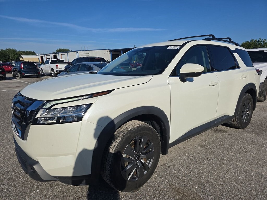 2022 Nissan Pathfinder SV photo 2