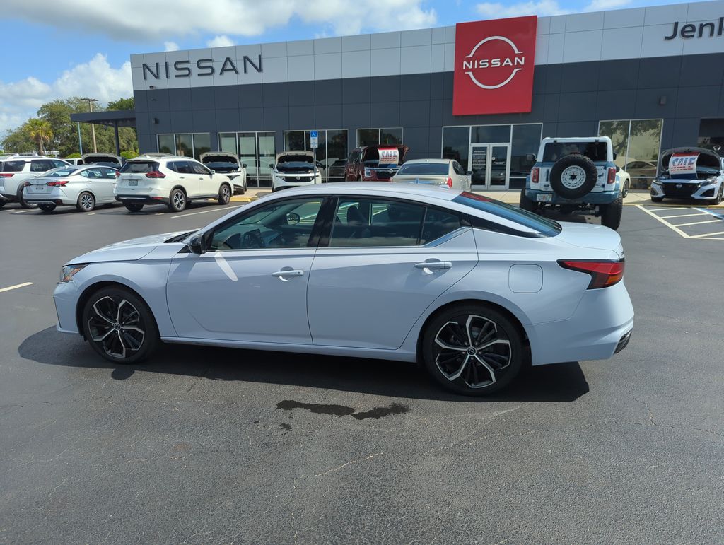 2024 Nissan Altima SR - Photo 10