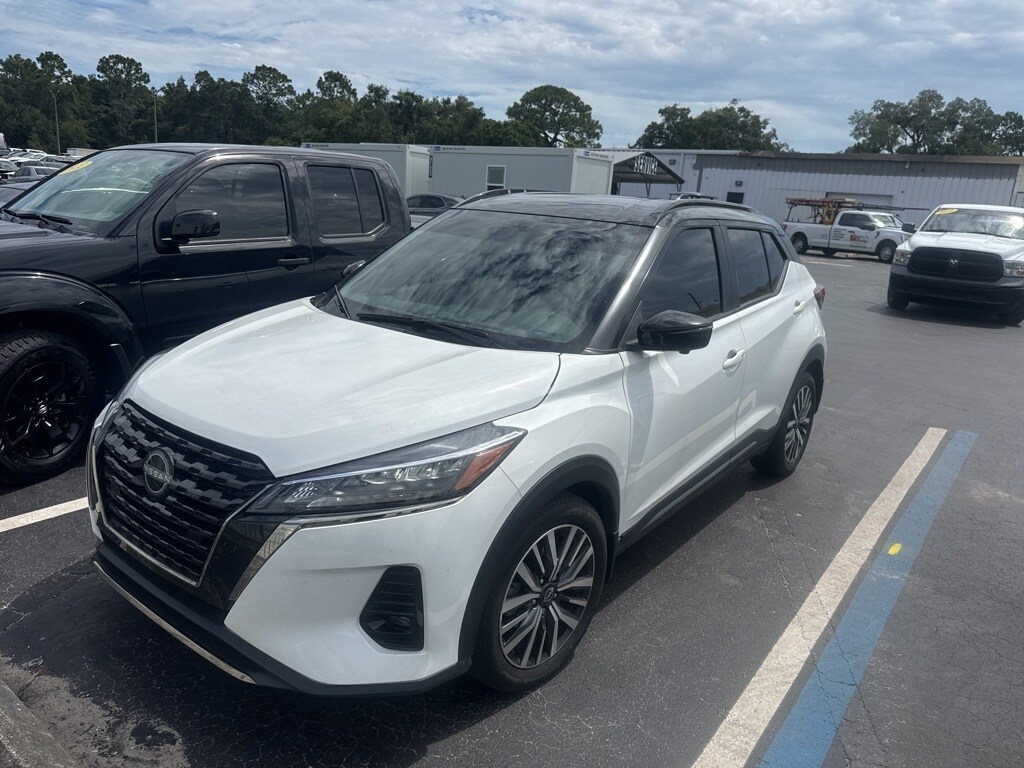 2023 Nissan Kicks SR photo 2