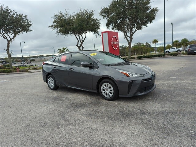 2020 Toyota Prius L photo 2