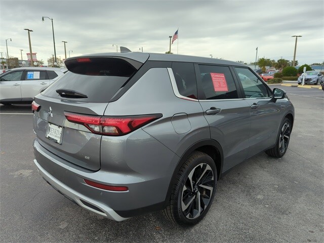 2023 Mitsubishi Outlander SE photo 3