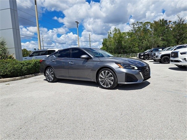 2025 Nissan Altima SL photo 2