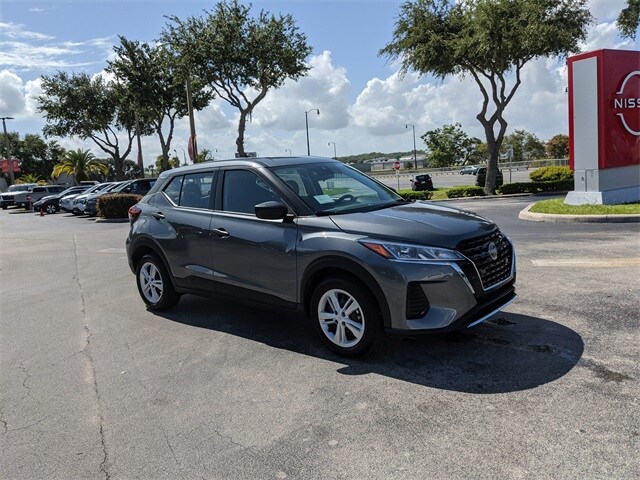 2025 Nissan Kicks Play S photo 2
