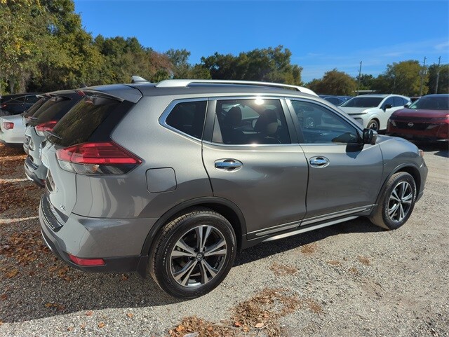 2017 Nissan Rogue SL photo 2