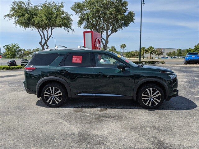2025 Nissan Pathfinder Platinum photo 3