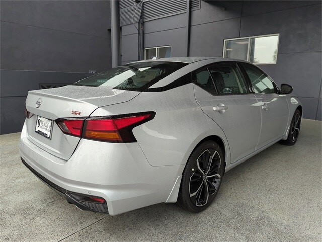 2025 Nissan Altima SR photo 3