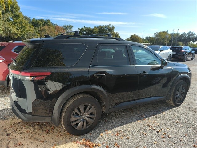 2025 Nissan Pathfinder SV photo 2