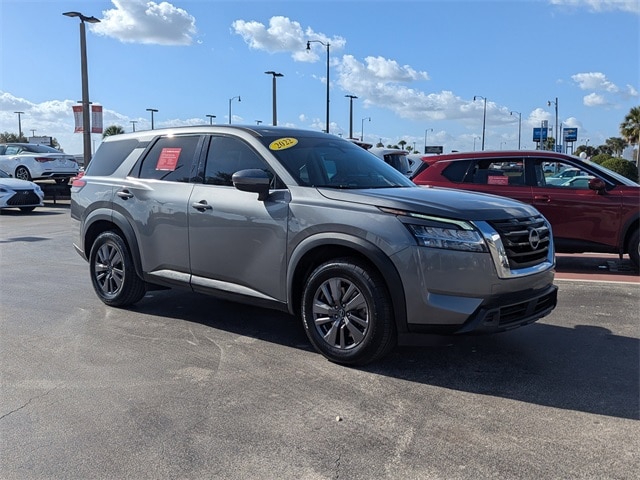 2022 Nissan Pathfinder S's photo