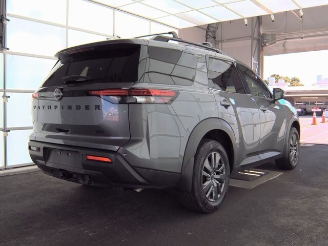 2023 Nissan Pathfinder SV photo 3