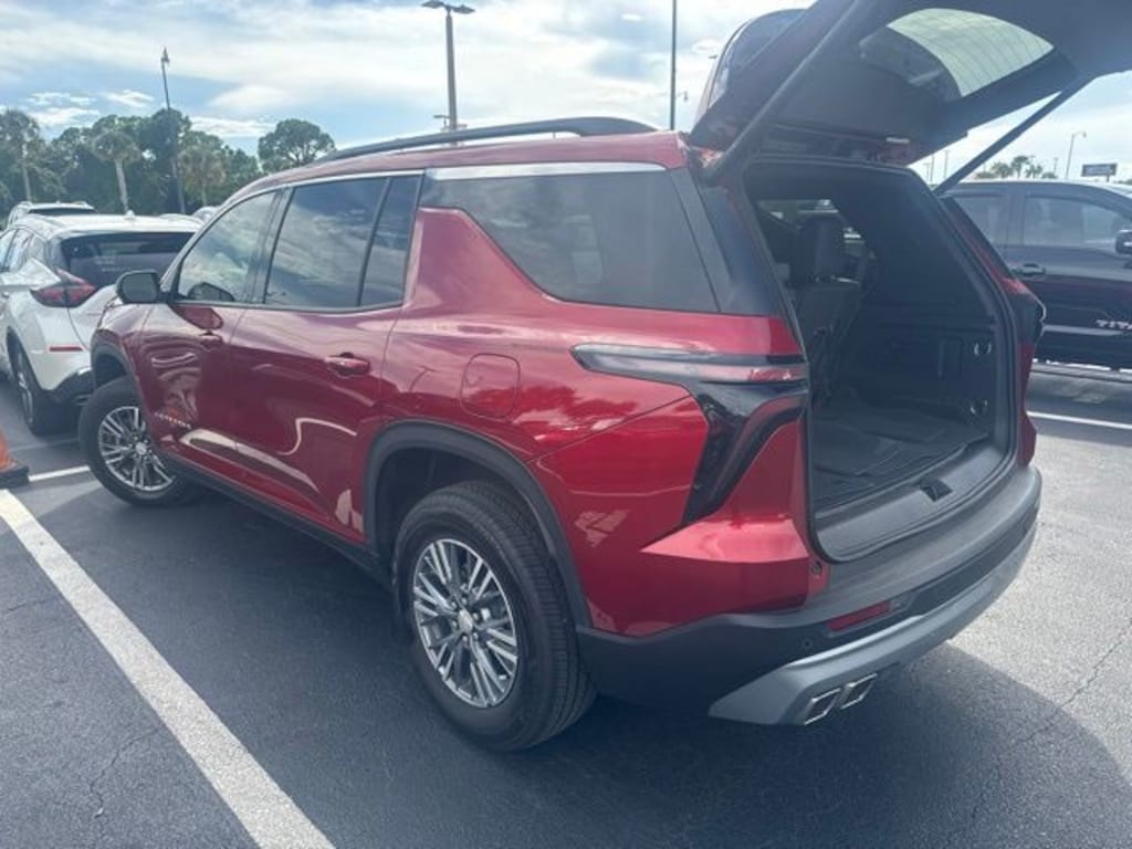 Used 2024 Chevrolet Traverse LT SUV