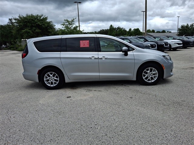 2022 Chrysler Voyager LX photo 3