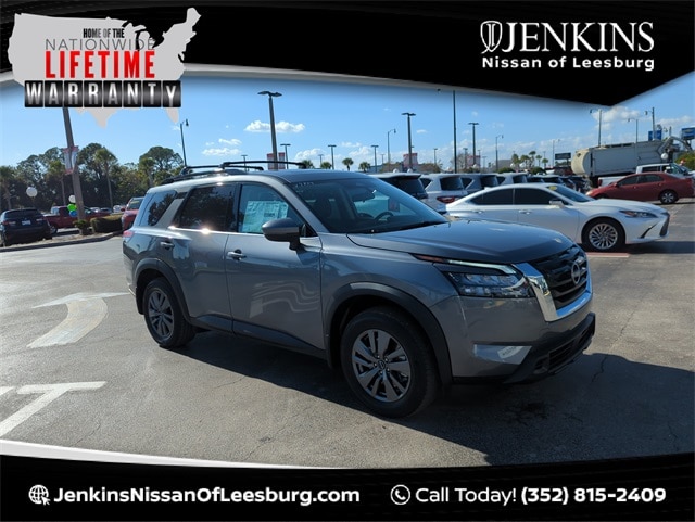 2025 Nissan Pathfinder SV's photo