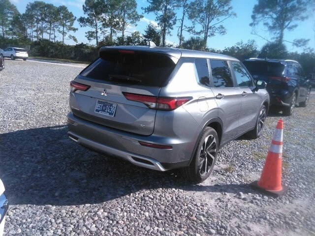 2023 Mitsubishi Outlander SE photo 2
