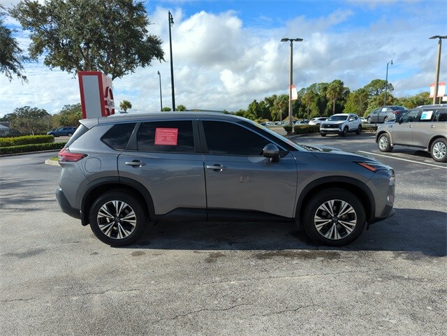 2022 Nissan Rogue SV photo 2