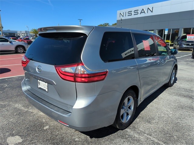 2017 Toyota Sienna L photo 3