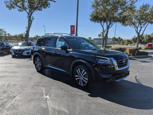2025 Nissan Pathfinder Platinum photo 2