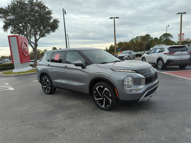 2023 Mitsubishi Outlander SE photo 2