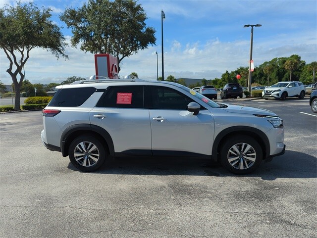 2023 Nissan Pathfinder SL photo 3