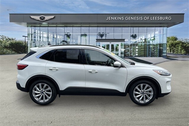 2022 Ford Escape Titanium Hybrid Elite photo 2