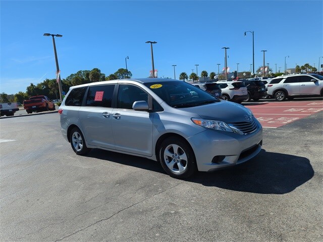 2017 Toyota Sienna L photo 2