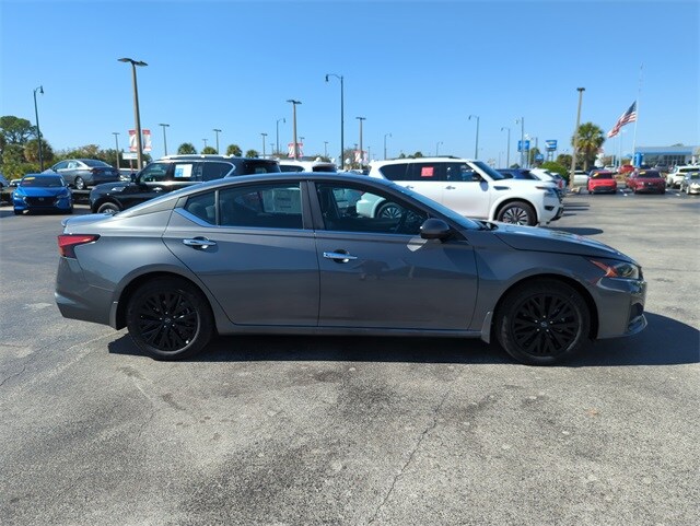 2025 Nissan Altima SV photo 2