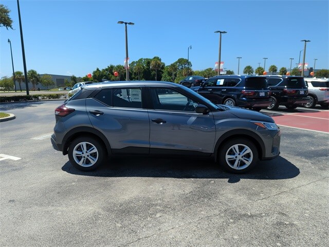 2025 Nissan Kicks Play S photo 2