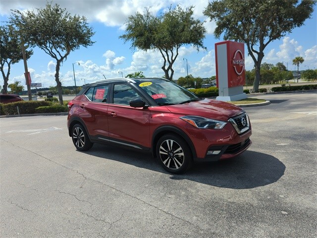 2020 Nissan Kicks SR photo 2