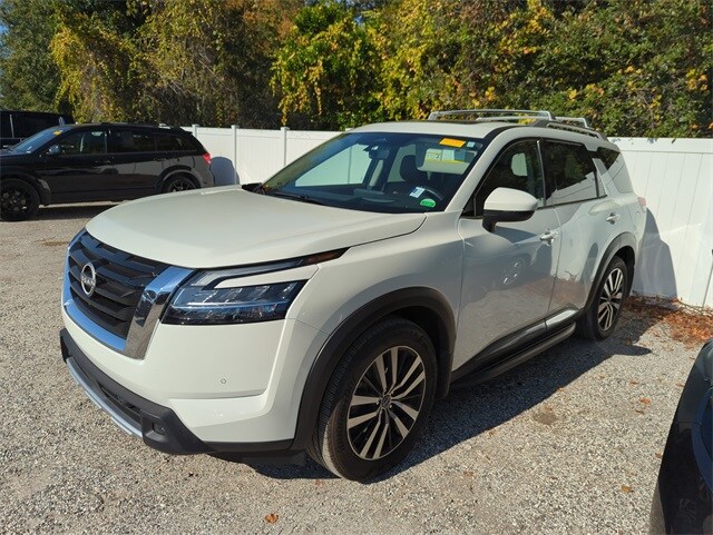 2023 Nissan Pathfinder Platinum photo 3