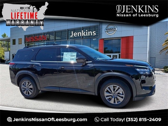 2025 Nissan Pathfinder SV's photo