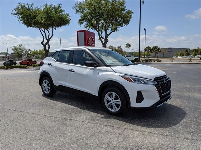 2025 Nissan Kicks Play S photo 2