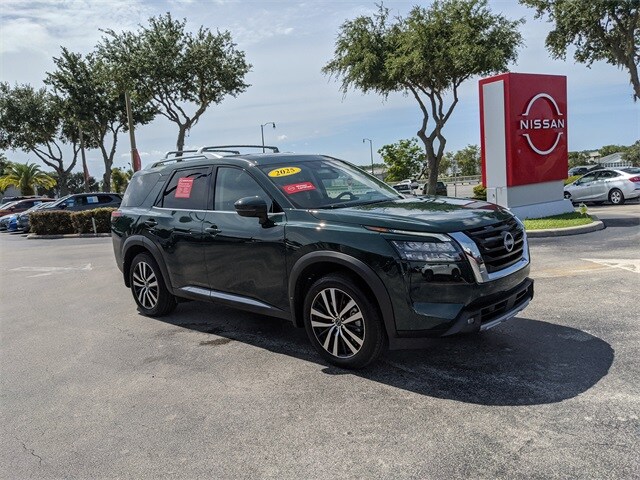 2025 Nissan Pathfinder Platinum photo 2