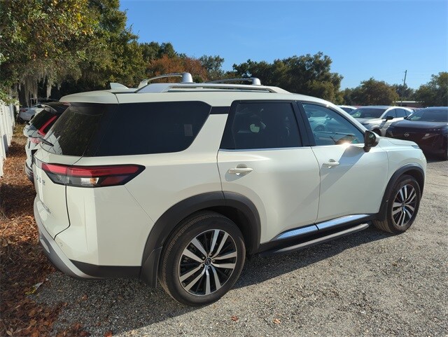 2023 Nissan Pathfinder Platinum photo 2