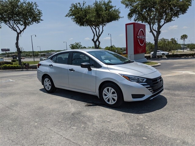 2025 Nissan Versa 1.6 S photo 2