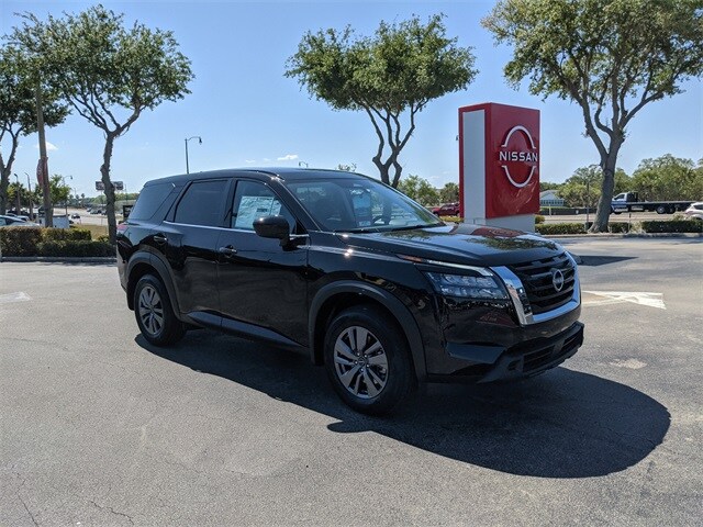 2025 Nissan Pathfinder S photo 2