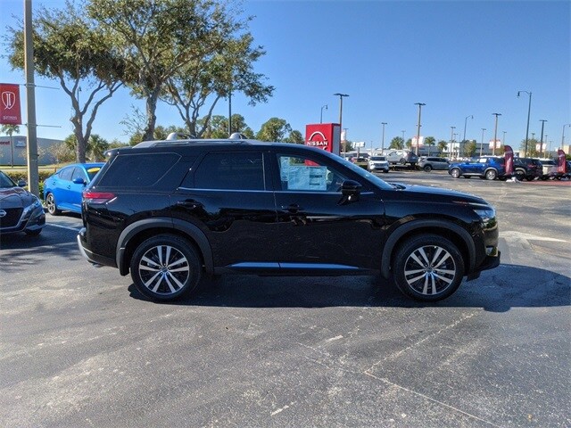 2025 Nissan Pathfinder Platinum photo 3