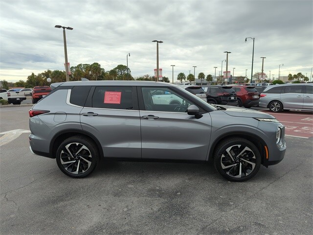 2023 Mitsubishi Outlander SE photo 3
