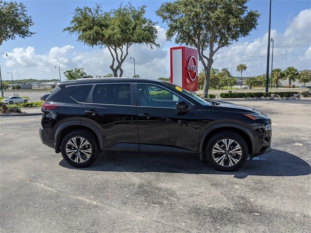 2022 Nissan Rogue SV photo 3