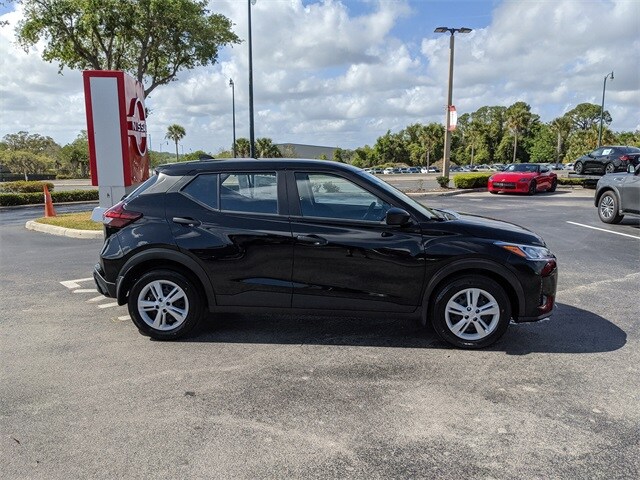 2025 Nissan Kicks Play S photo 3