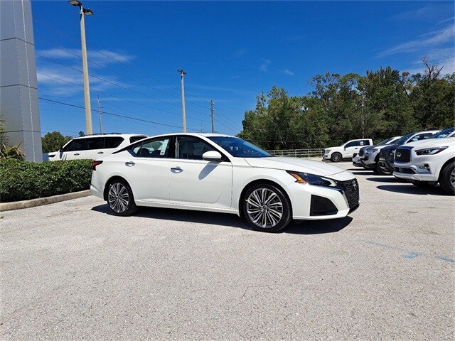 2025 Nissan Altima SL photo 2